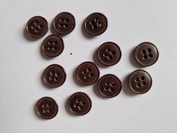 12 boutons marrons