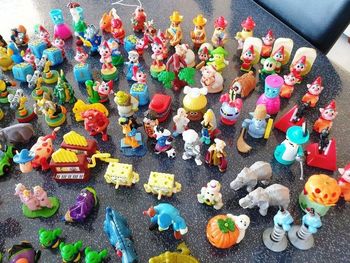 LOT DE 180 FIGURINES KINDER - PERSONNAGES, ANIMAUX, ETC