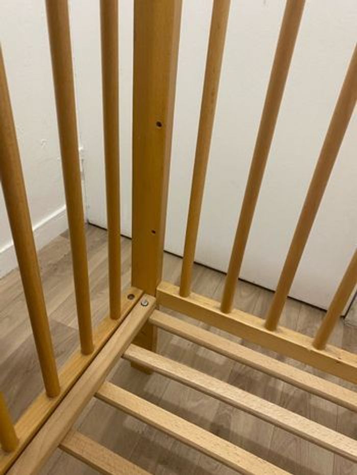 Lit bébé en bois - photo numéro 2