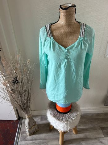 Blouse transparente avec perles voyelles 