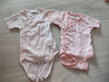 2 bodys manches courtes