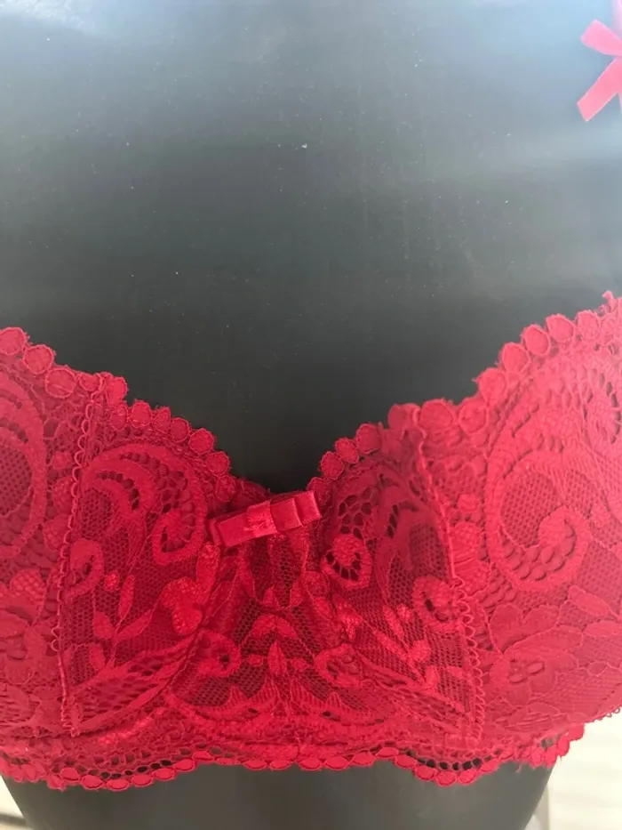 Soutien-gorge rouge - photo numéro 3