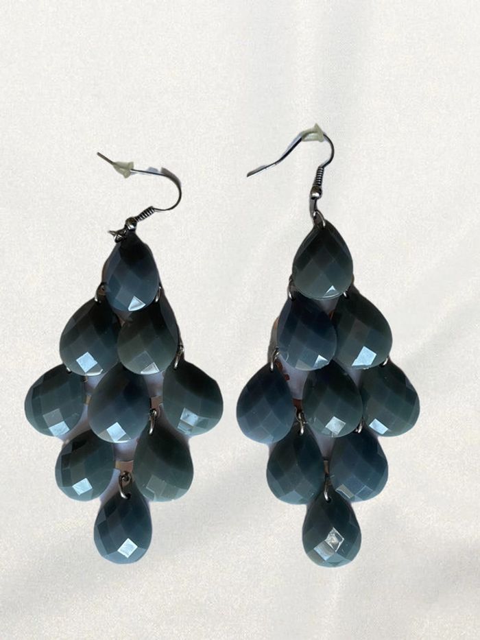 Boucles d’oreilles pendante gris foncée forme losange très bon état - photo numéro 2