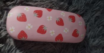 Boîte à lunettes rose motifs fraises