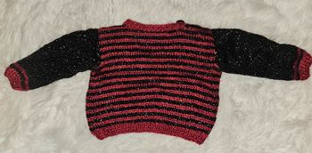 Pull bébé rouge et noir fait main – pièce unique