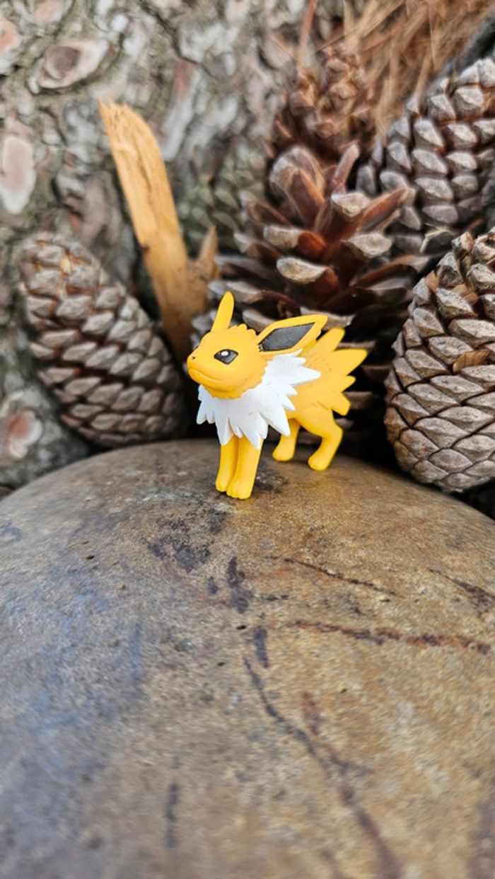 Super figurine Pokemon Nintendo tomy voltali