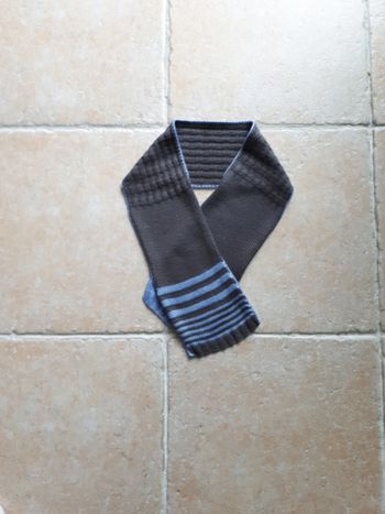 écharpe tricoté main grise et bleue 12mois