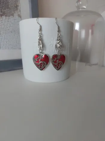 Boucles d'oreilles ajourées rouges
