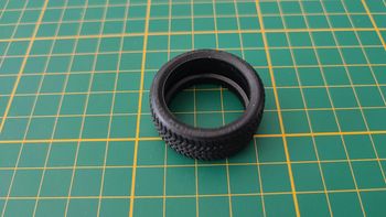 Pneu avant pièce détachée miniature Bugatti EB110 1992 Maisto 1/18 1/18ème #B79