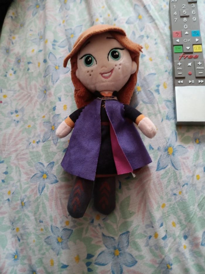 Peluche Anna reine des neiges 20cm env