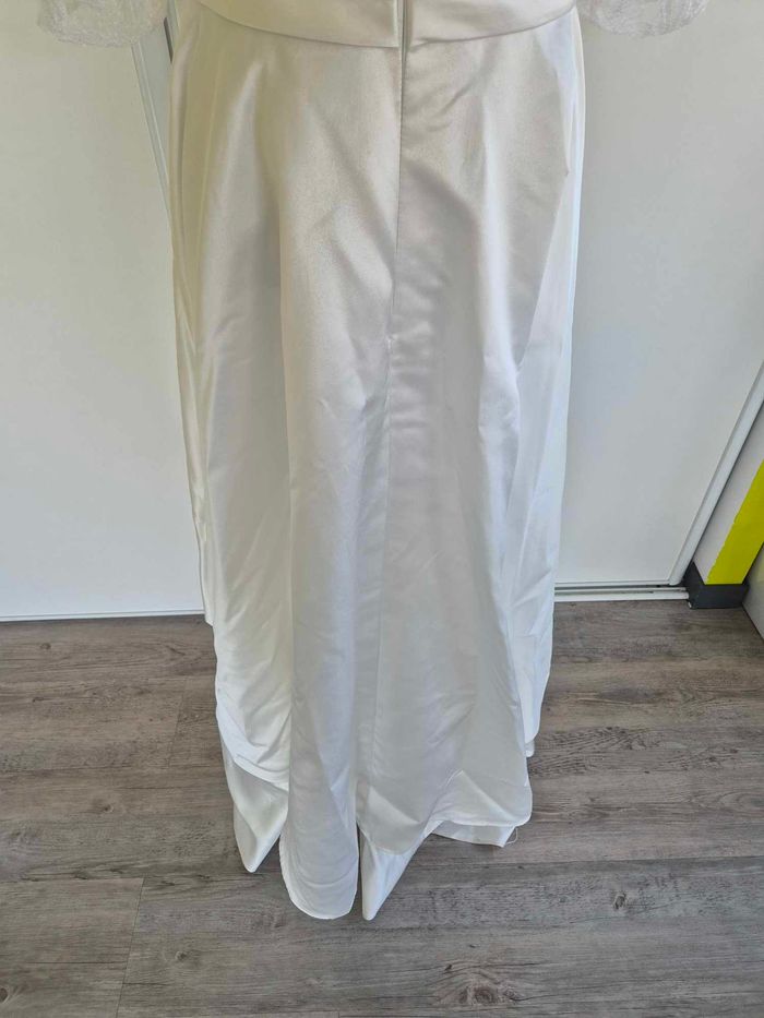 Robe de mariée courte devant et longue derrière avec manches, dentelle et satin - photo numéro 6