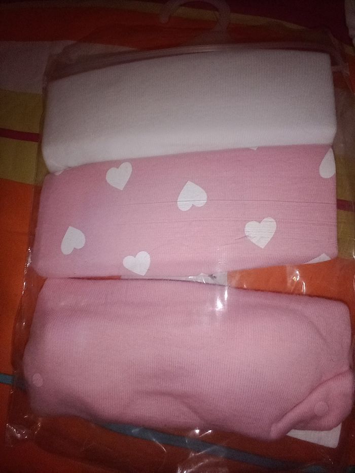 Lot de 4 body 3 mois neuf petite manche - photo numéro 3