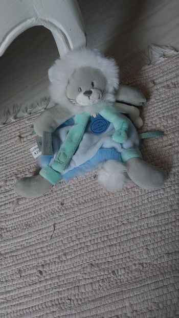 Doudou lion attache-sucette DC3370
doudou et compagnie