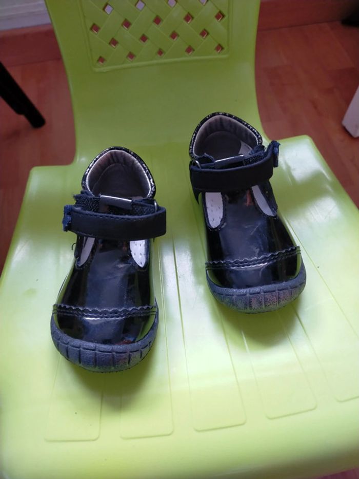 Jolies chaussures vernies taille 20