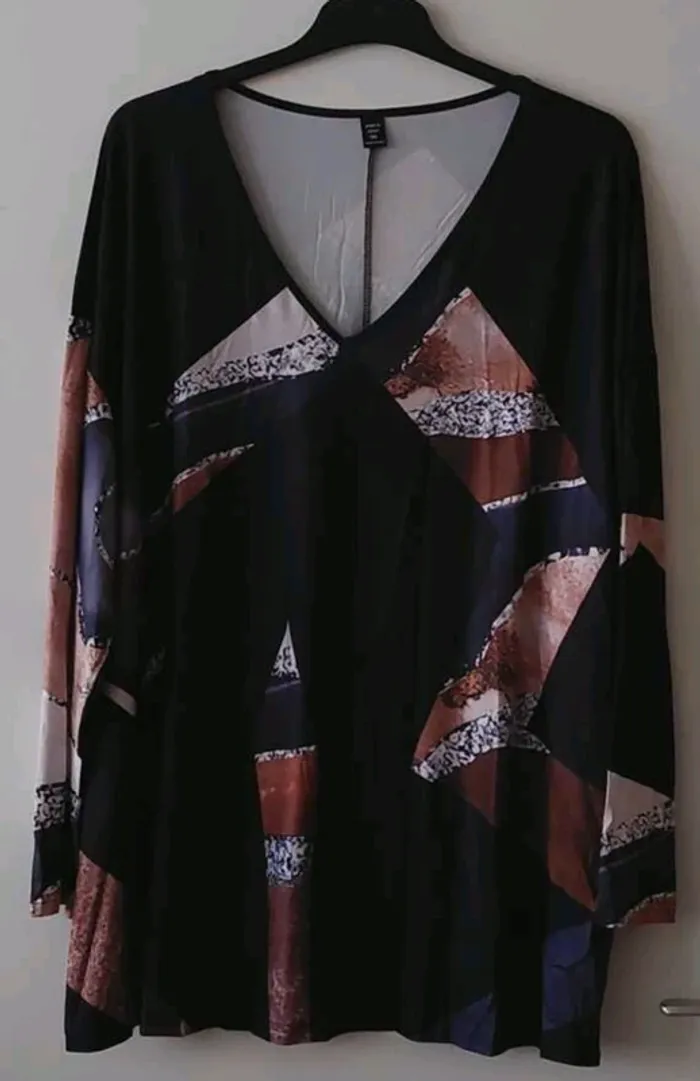 -shirt col v imprimé. 
Taille 48 mais va a une taille 50 aussi.