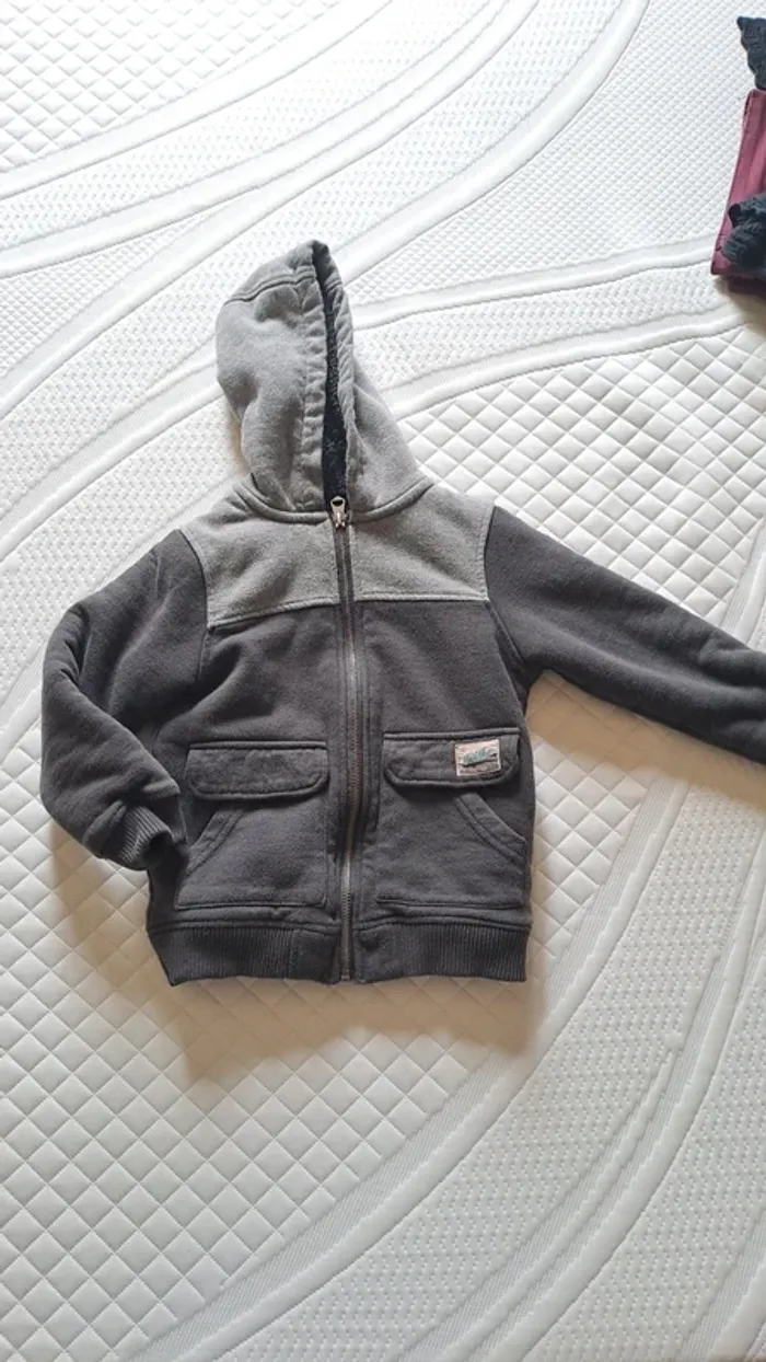 💚Sweat polaire zippé à capuche – gris foncé – T. 6 ans - photo numéro 2