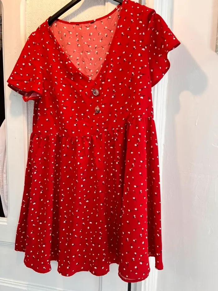 Robe rouge à pois