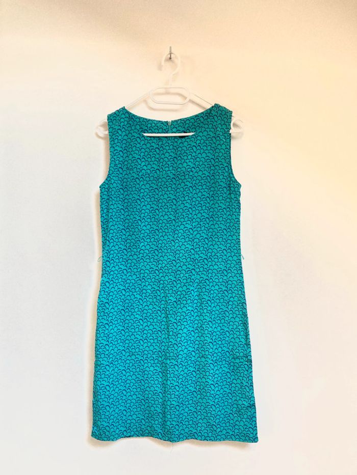 Robe bleue à motifs
