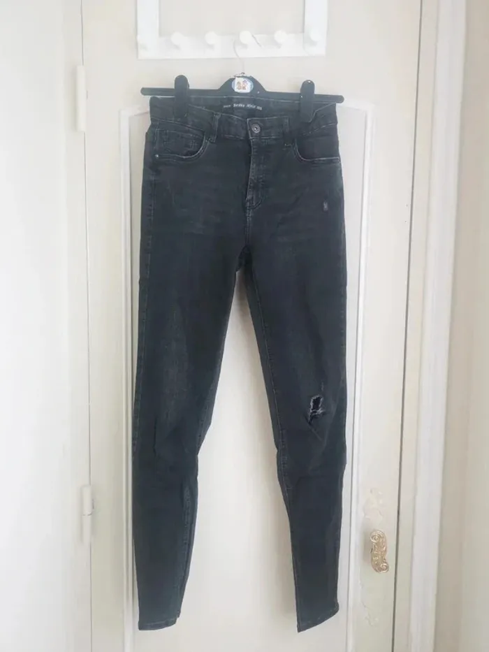 Jeans déchiré Bershka taile 38