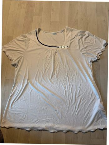 Blouse 50/52 matiere très légère, blanche et bleu marine damart