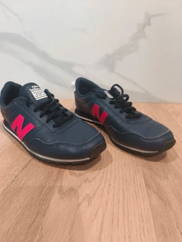 Baskets New Balance 395 bleu marine & logo rose – Pointure 38