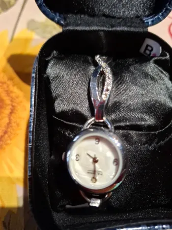 Magnifique montre femme neuve