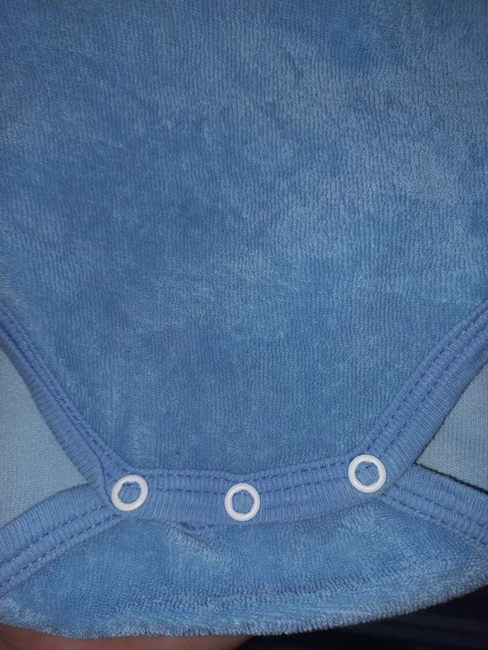 Lot 2 bodies sans manches garçon excellent état taille 6 mois - photo numéro 5