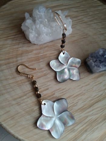 Boucles d'oreilles nacre grise et pierres naturelles d'obsidienne céleste