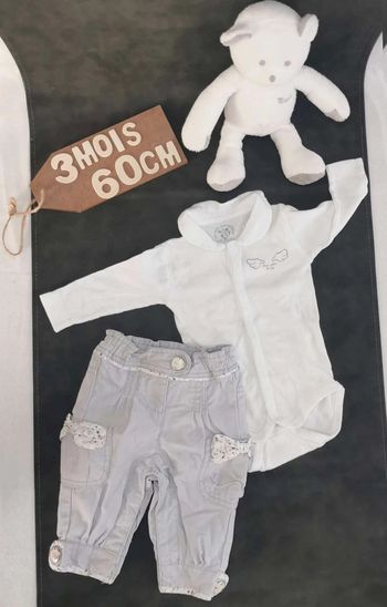 Ensemble  👣 pantalon  tape à  l'œil gris mauve  clair  avec  bodie blanc tout  simplement 3mois/60cm