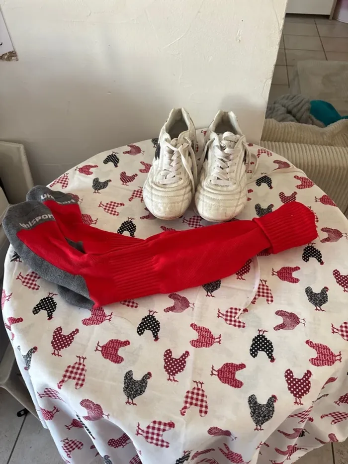 Crampons loto, taille 38 plus paire de chaussettes de foot n° 196