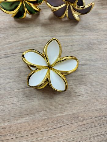 Pince cheveux fleur blanche et dorée 