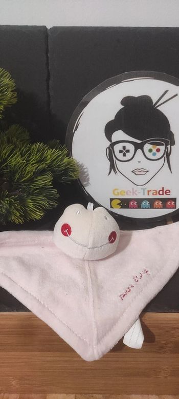 Doudou plat rose grenouille Sucre d'orge carré sourire Rouge Rond Croix Blanc
