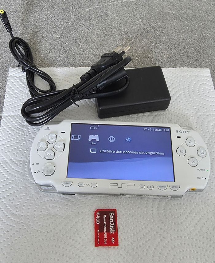 PSP 2004 white - photo numéro 4