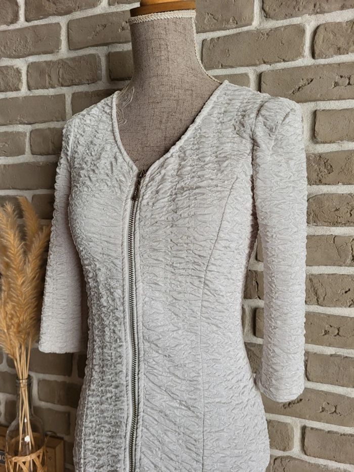 Robe blanche moulante avec fermeture éclair et tissu gaufré - photo numéro 4
