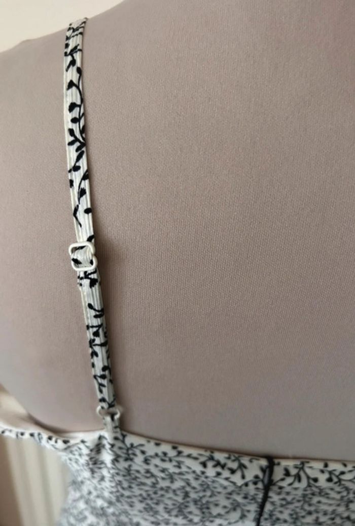 Robe d’été fleurie, noire et blanche, NA-KD - photo numéro 9