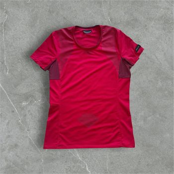 Tee shirt technique femme de la marque Forclaz. Taille S . Couleur bordeaux. Excellent état
