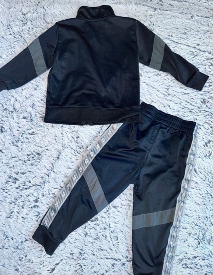 Ensemble jogging noir Nike bebe 18 mois bon état - photo numéro 2