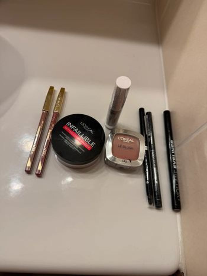 Lot de produits de maquillage