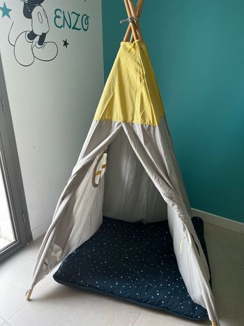 Tipi jaune et gris clair