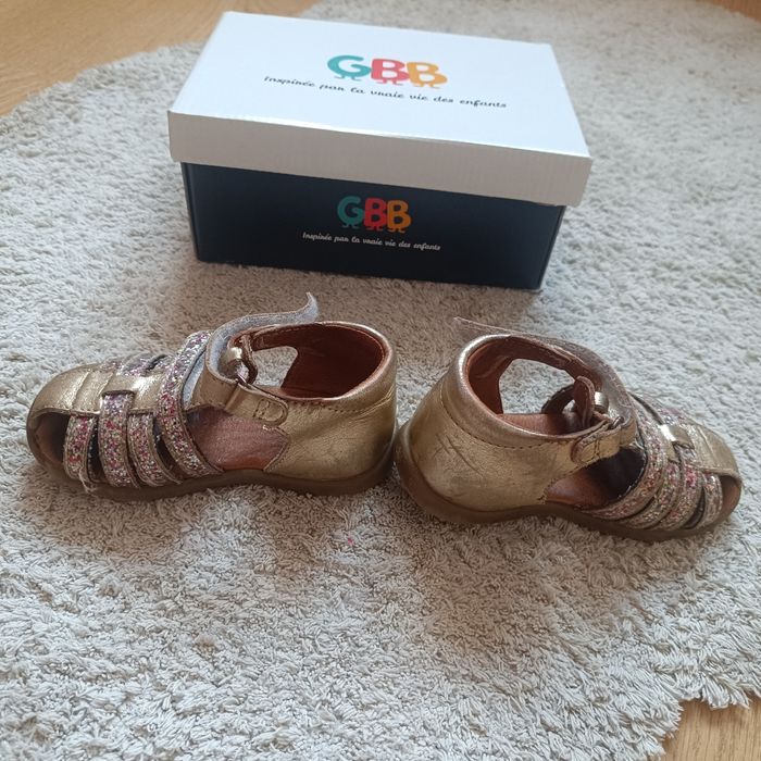 Nu-pieds taille 22. - photo numéro 5