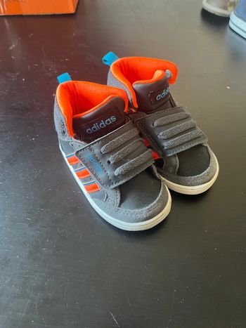 Basket adidas pointure 19 comme neuve