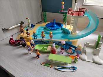 Piscine playmobil avec pleins de figurines