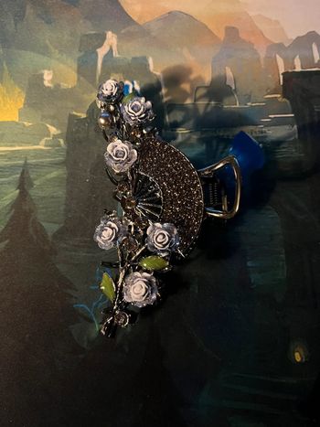 Pince à cheveux noir, éventail strass et roses bleu nuit