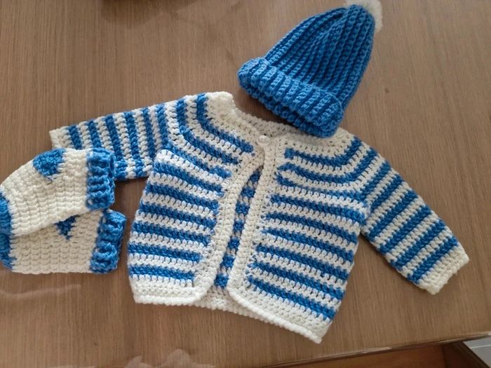 Ensemble tricoté bleu et blanc naissance