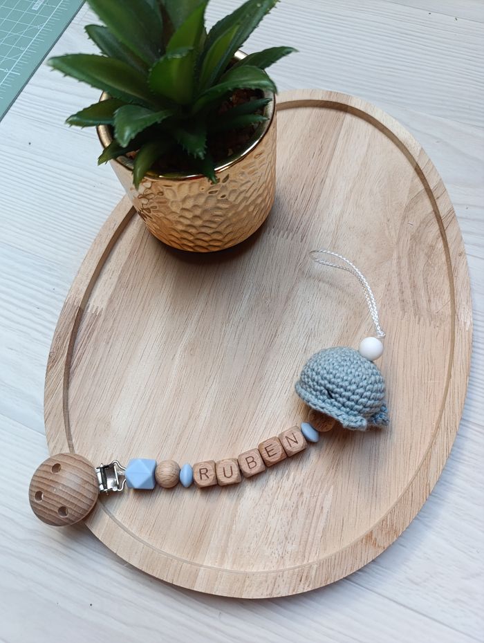 Attache tétine crochet baleine