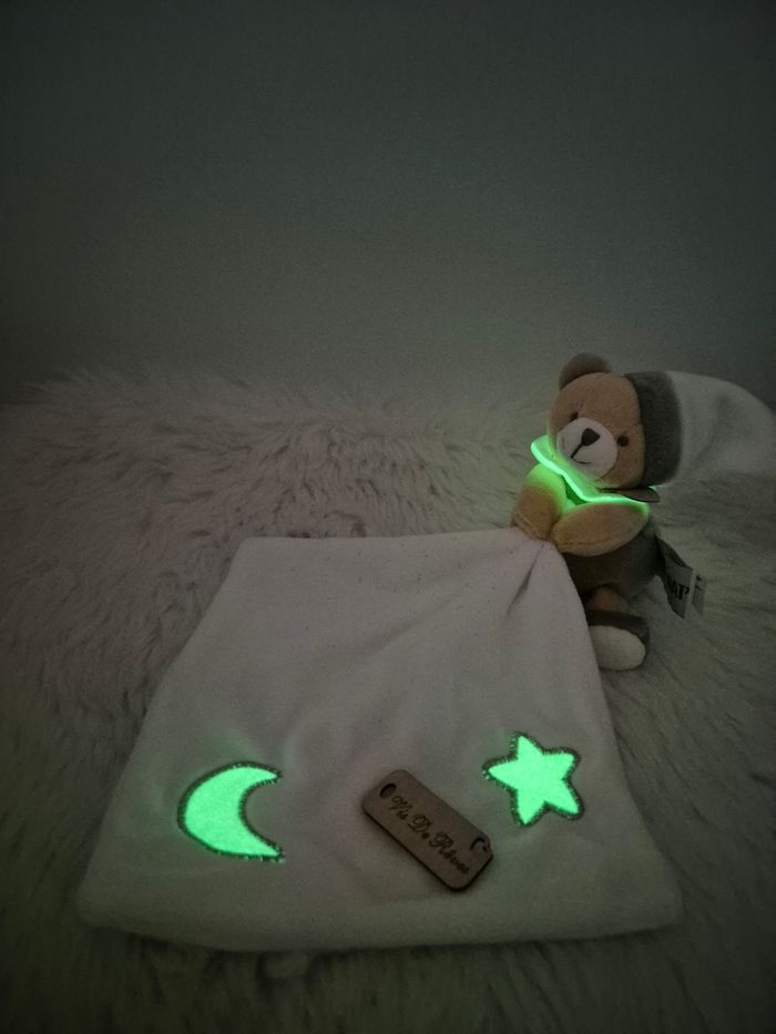 Doudou pantin Lapin Luminescent avec son mouchoir blanc gris taupe  Baby Nat BN0137 - photo numéro 2