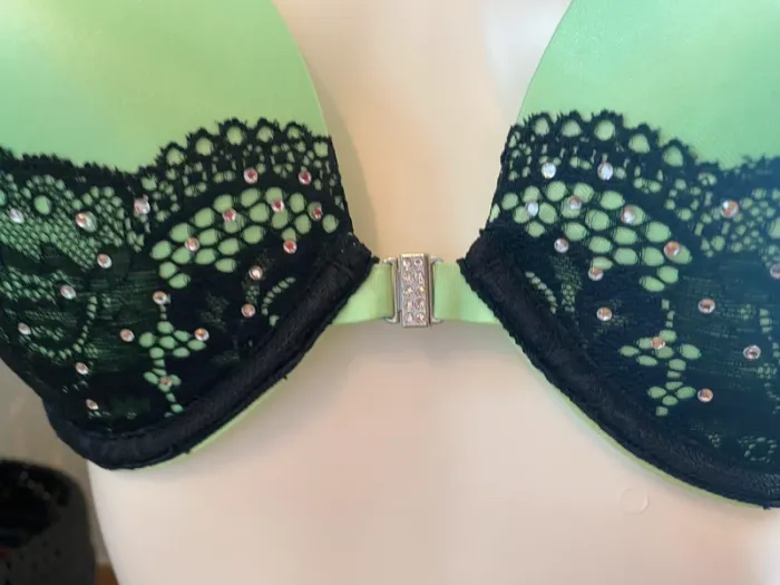 Soutien gorge vert et noir - photo numéro 3