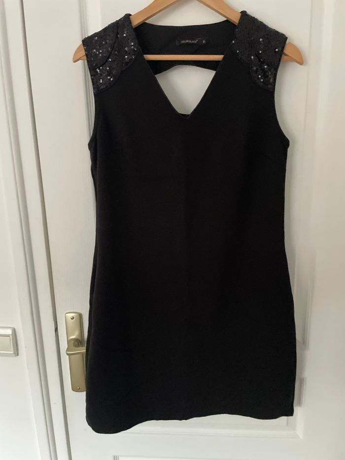 Robe noir sequin sur les épaules