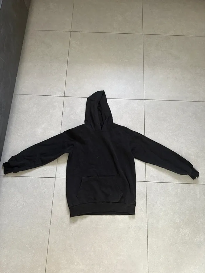 Sweat noir à capuche – Taille M – Motif squelette dans le dos