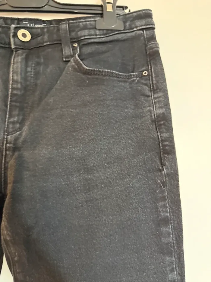 Jean mom noir Armani en très bon état taille 36 - photo numéro 4